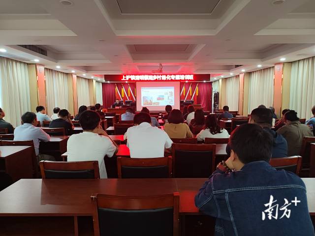 上护镇开展乡村绿化专题培训。