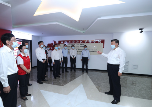 7月22日至24日，中共中央总书记、国家主席、中央军委主席习近平在吉林省考察。这是7月23日下午，习近平在吉林长春社区干部学院，了解学院建设和培训情况。新华社记者　鞠鹏　摄